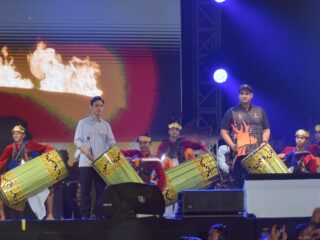 Menteri Pemuda dan Olahraga Republik Indonesia (Menpora RI) Dito Ariotedjo mendampingi Wakil Presiden Gibran Rakabuming Raka menutup Festival Olahraga Masyarakat Nasional (Fornas) VIII Nusa Tenggara Barat (NTB) 2025.(foto:bagus/kemenpora.go.id)