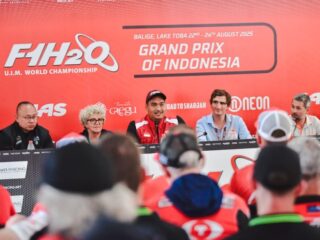 Menteri Pemuda dan Olahraga Republik Indonesia (Menpora RI) Dito Ariotedjo meninjau pelaksanaan F1 Powerboat 2025 di Balige, Kabupaten Toba, Sumatera Utara, Jumat (22/8). Menpora Dito memuji antusiasme dan penataan yang kini semakin baik. (foto:Andre/kemenpora.go.id)