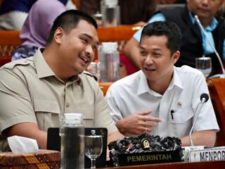 Menteri Pemuda dan Olahraga Republik Indonesia (Menpora RI) Dito Ariotedjo, didampingi Wamenpora RI Taufik Hidayat beserta jajaran pejabat Eselon I dan II serta Staf Khusus dan Tenaga Ahli Kemenpora RI, mengikuti Rapat Kerja (Raker) bersama Komisi X DPR RI di Ruang Sidang Komisi X DPR RI Gedung Nusantara 1 Senayan, Jakarta, Rabu (27/8).(foto:Gilang/kemenpora.go.id)