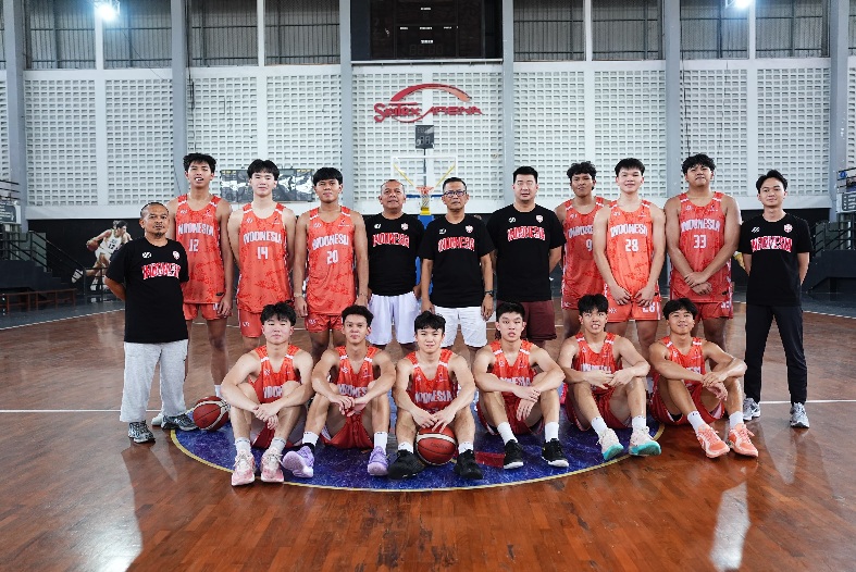 Indonesia siap menjadi tuan rumah ajang 9th Asian Schools Basketball Championships (ASBC) 2025 yang akan berlangsung di Kota Surakarta (Solo), Jawa Tengah. Kejuaraan ini digelar di dua venue utama, GOR Sritex Arena dan GOR Manahan, menghadirkan tim basket pelajar dari berbagai negara Asia, yakni Arab Saudi, Malaysia, China, Singapura, Thailand, Hong Kong, dan tuan rumah Indonesia. (foto:istimewa)