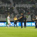 Menteri Pemuda dan Olahraga Republik Indonesia (Menpora RI) Dito Ariotedjo secara resmi membuka kompetisi BRI Super League 2025-2026. Pembukaan ditandai dengan tendangan kick off pada pertandingan antara Persebaya Surabaya dan PSIM Yogyakarta di Stadion Gelora Bung Tomo (GBT), Surabaya, Jumat (8/8) malam.(foto:Herry/kemenpora.go.id)