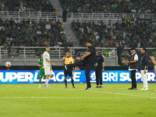 Menteri Pemuda dan Olahraga Republik Indonesia (Menpora RI) Dito Ariotedjo secara resmi membuka kompetisi BRI Super League 2025-2026. Pembukaan ditandai dengan tendangan kick off pada pertandingan antara Persebaya Surabaya dan PSIM Yogyakarta di Stadion Gelora Bung Tomo (GBT), Surabaya, Jumat (8/8) malam.(foto:Herry/kemenpora.go.id)