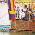 Menteri Pemuda dan Olahraga Republik Indonesia (Menpora RI) Dito Ariotedjo hari Rabu (20/8) siang mendampingi Wakil Presiden Gibran Rakabuming Raka bersama istrinya, Selvi Ananda, membuka Festival Pacu Jalur 2025 di Tepian Narosa, Sungai Batang Kuantan, Kabupaten Kuantan Singingi (Kuansing), Riau.(foto:raiky/kemenpora.go.id)