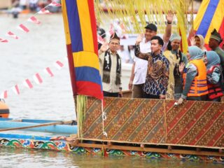 Menteri Pemuda dan Olahraga Republik Indonesia (Menpora RI) Dito Ariotedjo hari Rabu (20/8) siang mendampingi Wakil Presiden Gibran Rakabuming Raka bersama istrinya, Selvi Ananda, membuka Festival Pacu Jalur 2025 di Tepian Narosa, Sungai Batang Kuantan, Kabupaten Kuantan Singingi (Kuansing), Riau.(foto:raiky/kemenpora.go.id)