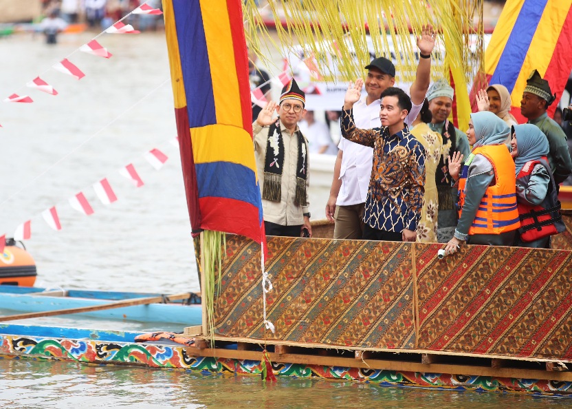 Menteri Pemuda dan Olahraga Republik Indonesia (Menpora RI) Dito Ariotedjo hari Rabu (20/8) siang mendampingi Wakil Presiden Gibran Rakabuming Raka bersama istrinya, Selvi Ananda, membuka Festival Pacu Jalur 2025 di Tepian Narosa, Sungai Batang Kuantan, Kabupaten Kuantan Singingi (Kuansing), Riau.(foto:raiky/kemenpora.go.id)