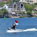 Menteri Pemuda dan Olahraga Republik Indonesia (Menpora RI) Dito Ariotedjo memimpin parade lap F1 Powerboat Danau Toba 2025 dengan mengendarai jetski di Pelabuhan Mulia Raja Napitupulu, Kabupaten Toba, Sumatera Utara, Sabtu (23/8). (foto:Andre/kemenpora.go.id)