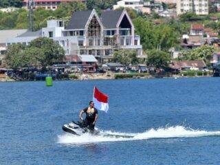Menteri Pemuda dan Olahraga Republik Indonesia (Menpora RI) Dito Ariotedjo memimpin parade lap F1 Powerboat Danau Toba 2025 dengan mengendarai jetski di Pelabuhan Mulia Raja Napitupulu, Kabupaten Toba, Sumatera Utara, Sabtu (23/8). (foto:Andre/kemenpora.go.id)