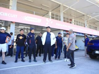 Menteri Pemuda dan Olahraga Republik Indonesia (Menpora RI) Dito Ariotedjo meninjau Sirkuit Mandalika di Kuta, Lombok Tengah, Nusa Tenggara Barat, Sabtu (2/8). Tinjauan dilakukan menjelang bergulirnya MotoGP Indonesia pada Oktober 2025 mendatang. (foto:bagus/kemenpora.go.id)
