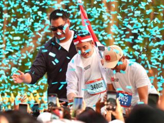 Menteri Pemuda dan Olahraga Republik Indonesia (Menpora RI) Dito Ariotedjo, bersama Menteri Sekretaris Negara Prasetyo Hadi, dan Seskab Teddy Indra Wijaya melepas ribuan peserta Merdeka Run 8.0K. (foto:Gilang/kemenpora.go.id)