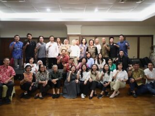 Wakil Menteri Pemuda dan Olahraga (Wamenpora) RI Taufik Hidayat menggelar makan malam bersama para anggota Indonesia Olympians Association (IOA) di kediaman tokoh olahraga Agum Gumelar, Jalan Panglima Polim 3, No 145-146, Melawai, Kebayoran Baru, Jakarta Selatan (Jaksel), Jumat (1/8) malam.(foto:raiky/kemenpora.go.id)