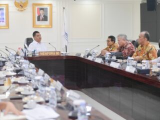 Menteri Pemuda dan Olahraga Republik Indonesia (Menpora RI) Dito Ariotedjo, memimpin Rapat Koordinator Program Beasiswa Keolahragaan bersama Plt. Dirut LPDP (Lembaga Pengelola Dana Pendidikan) Sudarto, yang hadir bersama Direktur Keuangan dan Umum Emmanuel Agust Hartono dan Direktur Beasiswa Dwi Larso di Ruang Rapat Lantai 10 Kantor Kemenpora, Senayan, Jakarta, Selasa (5/8).(foto:bagus/kemenpora.go.id)