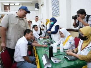 Menteri Pemuda dan Olahraga Republik Indonesia (Menpora RI) Dito Ariotedjo meninjau langsung program Cek Kesehatan Gratis (CKG) yang hari ini Senin (4/8) pagi dilaksanakan di SMK Negeri 26, Jakarta Timur. (foto:Herry/kemenpora.go.id)