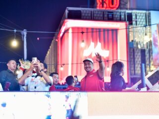 Menteri Pemuda dan Olahraga Republik Indonesia (Menpora RI) Dito Ariotedjo dan Wamenpora Taufik Hidayat turut meramaikan karnaval peringatan Hari Ulang Tahun (HUT) ke-80 Republik Indonesia. Parade karnaval kendaraan hias ini menjadi pembeda dibandingkan peringatan kemerdekaan pada tahun sebelum-sebelumnya.(foto:Andre/kemenpora.go.id)