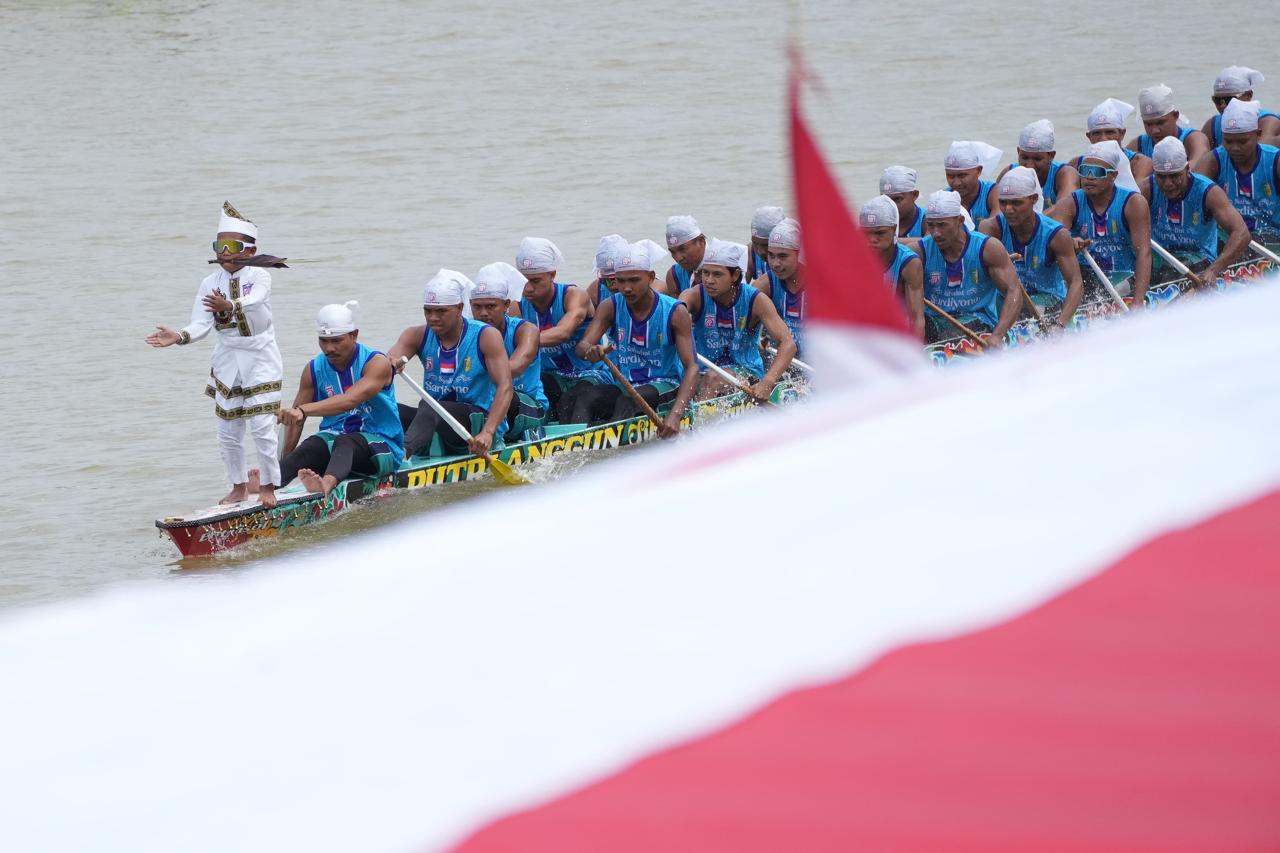 Menteri Pemuda dan Olahraga Republik Indonesia (Menpora RI) Dito Ariotedjo mengapresiasi Festival Pacu Jalur 2025 sebagai ajang pencarian bibit baru atlet dayung nasional.(foto:Herry/kemenpora go id)