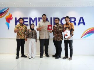 Menteri Pemuda dan Olahraga Republik Indonesia (Menpora RI) Dito Ariotedjo, menerima audiensi Wakil Ketua Perhimpunan Pelajar Indonesia (PPI) Dunia Andika Ibrahim Nasution yang hadir bersama Ketua PPI Belanda Vadaukas Valubia, Wakil Ketua PPI Belanda Fakhriyah Regina dan Staf PPI Belanda Yudha Haryanto di Ruang Rapat lantai 10 Kantor Kemenpora Senayan, Jakarta, Kamis (14/8).(foto:Herry/kemenpora.go.id)