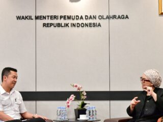 Wakil Menteri Pemuda dan Olahraga Republik Indonesia (Wamenpora RI) Taufik Hidayat menerima Ketua Umum Pengurus Besar Persatuan Senam Indonesia (PB Persani) Ita Yuliati di Kemenpora, Jakarta, Senin (11/8). (andre/kemenpora.go.id)