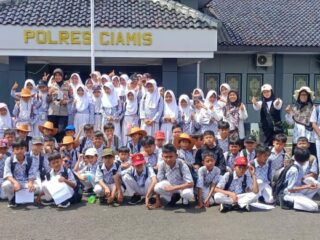 Serunya Siswa SD Plus Al Huda Belajar Disiplin di Polres Ciamis
