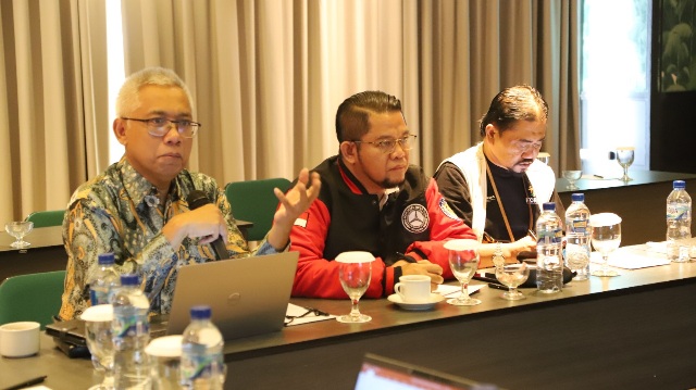 Kementerian Pemuda dan Olahraga Republik Indonesia (Kemenpora RI) menggelar Sosialisasi Aplikasi Pendataan Industri Olahraga Nasional secara hybrid pada Rabu (19/11) di Goodrich Suites Hotel, Jakarta Selatan. Kegiatan ini merupakan langkah strategis dalam memperkuat sistem pendataan sektor industri olahraga secara nasional.(foto:dok/kemenpora.go.id)