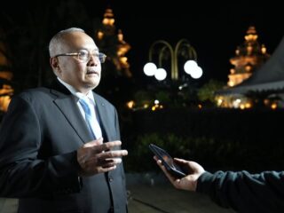 Sekretaris Kementerian Pemuda dan Olahraga (Sesmenpora), Gunawan Suswantoro, mengikuti upacara ziarah nasional dan renungan suci dalam rangka peringatan Hari Pahlawan 2025. Kegiatan ini dipimpin Presiden Prabowo Subianto. (foto:Herry/kemenpora.go id)