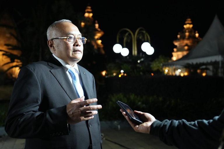 Sekretaris Kementerian Pemuda dan Olahraga (Sesmenpora), Gunawan Suswantoro, mengikuti upacara ziarah nasional dan renungan suci dalam rangka peringatan Hari Pahlawan 2025. Kegiatan ini dipimpin Presiden Prabowo Subianto. (foto:Herry/kemenpora.go id)