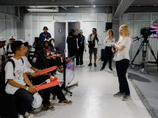 Antusiasme masyarakat lokal dan luar daerah di Indonesia menyambut gelaran MotoGP seri ke-18 Pertamina Grand Prix of Indonesia 2025 di Sirkuit Mandalika kian terasa besar. Indonesia Tourism Development Corporation (ITDC) bersama Dorna Sports menggelar program edukatif bertajuk Riders MotoGP Go To Schools.(foto:istimewa)