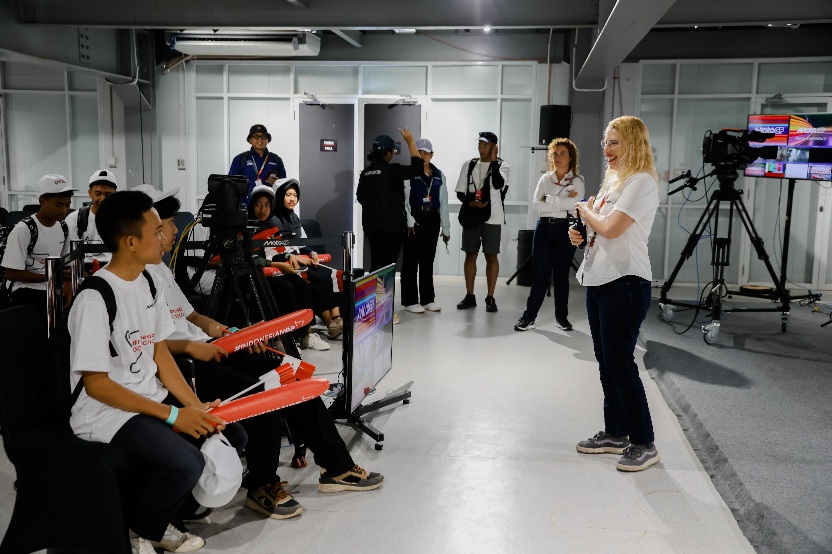 Antusiasme masyarakat lokal dan luar daerah di Indonesia menyambut gelaran MotoGP seri ke-18 Pertamina Grand Prix of Indonesia 2025 di Sirkuit Mandalika kian terasa besar. Indonesia Tourism Development Corporation (ITDC) bersama Dorna Sports menggelar program edukatif bertajuk Riders MotoGP Go To Schools.(foto:istimewa)