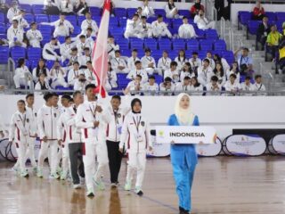 Kontingen Indonesia tampil penuh percaya diri dan semangat dalam Opening Ceremony Asean School Games (ASG) yang digelar di Indoor Stadium Hassanah Bolkiah National Stadium Complex Brunei Darrusalam, Kamis (20/11). (foto:irfandi/kemenpora.go.id)
