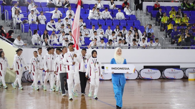 Kontingen Indonesia tampil penuh percaya diri dan semangat dalam Opening Ceremony Asean School Games (ASG) yang digelar di Indoor Stadium Hassanah Bolkiah National Stadium Complex Brunei Darrusalam, Kamis (20/11). (foto:irfandi/kemenpora.go.id)