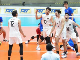 Timnas voli Indonesia sukses menuai hasil positif di SEA Games 2025 Thailand. Rivan Nurmulki dkk berhasil lolos ke semifinal sebagai juara grup B setelah berhasil mengalahkan Filipina 3-0 (25-17, 27-25, 26-24) di Indoor Stadium Huamark, Selasa (16/12) sore. (foto:Herry/kemenpora.go.id)