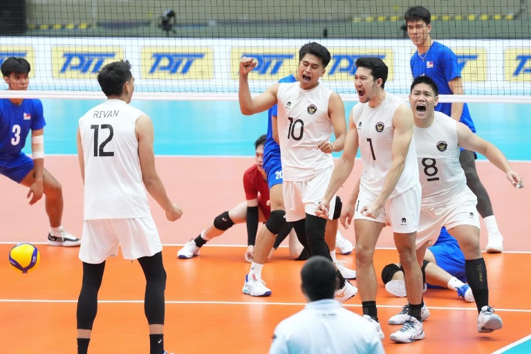 Timnas voli Indonesia sukses menuai hasil positif di SEA Games 2025 Thailand. Rivan Nurmulki dkk berhasil lolos ke semifinal sebagai juara grup B setelah berhasil mengalahkan Filipina 3-0 (25-17, 27-25, 26-24) di Indoor Stadium Huamark, Selasa (16/12) sore. (foto:Herry/kemenpora.go.id)