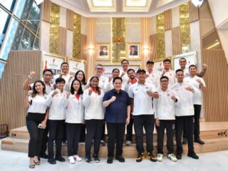 Menteri Pemuda dan Olahraga Republik Indonesia (Menpora RI) Erick Thohir, menerima audiensi Ketua Umum Perkumpulan Besar Padel (PBPI) Galih Kartasasmita yang hadir bersama pengurus lainnya serta timnas putra putri padel Indonesia di Media Center Kantor Kemenpora, Senayan, Jakarta, Selasa (2/12). (foto:Andre/kemenpora.go.id)