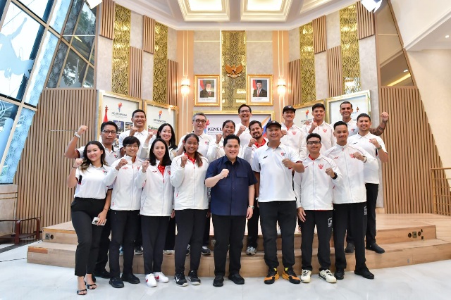 Menteri Pemuda dan Olahraga Republik Indonesia (Menpora RI) Erick Thohir, menerima audiensi Ketua Umum Perkumpulan Besar Padel (PBPI) Galih Kartasasmita yang hadir bersama pengurus lainnya serta timnas putra putri padel Indonesia di Media Center Kantor Kemenpora, Senayan, Jakarta, Selasa (2/12). (foto:Andre/kemenpora.go.id)