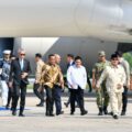 Menteri Pemuda dan Olahraga Republik Indonesia (Menpora RI) Erick Thohir menyambut kedatangan Presiden Prabowo Subianto di Pangkalan TNI AU Halim Perdanakusuma, Jakarta, Selasa (14/10). Kepala Negara tiba di Tanah Air setelah menghadiri Konferensi Tingkat Tinggi (KTT) Perdamaian Gaza di Mesir.(foto:andre/kemenpora.go.id)