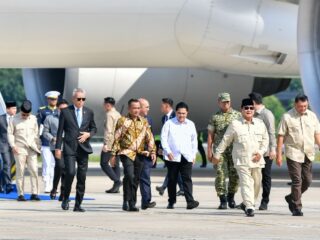 Menteri Pemuda dan Olahraga Republik Indonesia (Menpora RI) Erick Thohir menyambut kedatangan Presiden Prabowo Subianto di Pangkalan TNI AU Halim Perdanakusuma, Jakarta, Selasa (14/10). Kepala Negara tiba di Tanah Air setelah menghadiri Konferensi Tingkat Tinggi (KTT) Perdamaian Gaza di Mesir.(foto:andre/kemenpora.go.id)