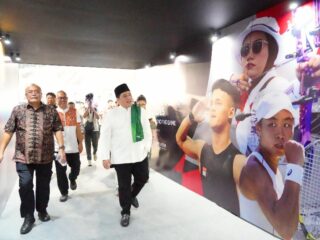 Menteri Pemuda dan Olahraga Republik Indonesia (Menpora RI), Erick Thohir, meninjau Indonesia Arena, Jakarta, Jumat (5/12) malam. Tinjauan dilakukan sehari sebelum bergulirnya Indonesia Sports Summit (ISS) 2025.(foto:Gilang/kemenpora.go.id)