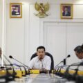 Wakil Menteri Pemuda dan Olahraga (Wamenpora) RI Taufik Hidayat memimpin Rapat Koordinasi (Rakor) Dualisme Cabang Olahraga (cabor) di Ruang Rapat Kecil Lantai 3, Graha Kemenpora, Kamis (27/11) siang. (foto:raiky/kemenpora.go.id)