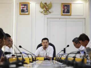 Wakil Menteri Pemuda dan Olahraga (Wamenpora) RI Taufik Hidayat memimpin Rapat Koordinasi (Rakor) Dualisme Cabang Olahraga (cabor) di Ruang Rapat Kecil Lantai 3, Graha Kemenpora, Kamis (27/11) siang. (foto:raiky/kemenpora.go.id)