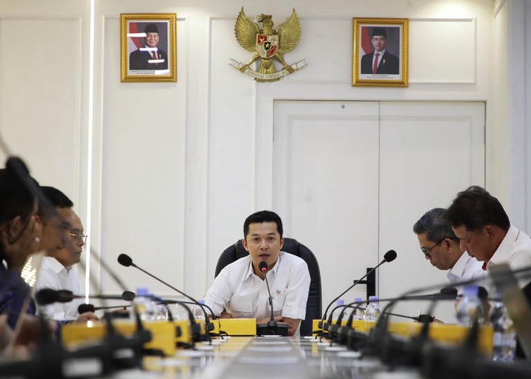 Wakil Menteri Pemuda dan Olahraga (Wamenpora) RI Taufik Hidayat memimpin Rapat Koordinasi (Rakor) Dualisme Cabang Olahraga (cabor) di Ruang Rapat Kecil Lantai 3, Graha Kemenpora, Kamis (27/11) siang. (foto:raiky/kemenpora.go.id)