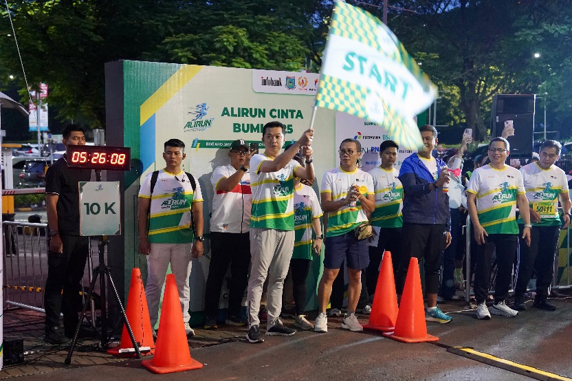 Wakil Menteri Pemuda dan Olahraga Republik Indonesia (Wamenpora RI), Taufik Hidayat melepas peserta lari dalam ajang AliRun Cinta Bumi yang digelar di Bintaro Jaya Exchange, Tangerang Selatan, Banten, Minggu (2/11). (foto:Gilang/kemenpora.go.id)