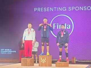 Prestasi membanggakan berhasil diukir atlet angkat besi putra kebanggaan Indonesia Rizki Juniansyah yang berhasil meraih dua medali emas kelas 79 kg pada IWF World Championship 2025 di Forde, Norwegia pada 6 Oktober 2025.(foto:istimewa)