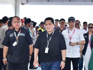 Menteri Pemuda dan Olahraga Republik Indonesia (Menpora RI) Erick Thohir didampingi Wakil Menteri Pemuda dan Olahraga Republik Indonesia (Wamenpora RI) Taufik Hidayat, menyaksikan lomba balap MotoGP di Pertamina Mandalika International Sircuit, Lombok, Nusa Tenggara Barat (NTB). Sukses MotoGP Mandalika bukti nyata kolaborasi pusat, daerah dan privat sector.(foto:Andre/kemenpora.go.id)