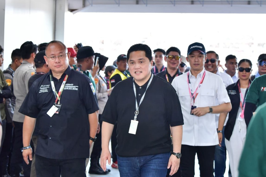 Menteri Pemuda dan Olahraga Republik Indonesia (Menpora RI) Erick Thohir didampingi Wakil Menteri Pemuda dan Olahraga Republik Indonesia (Wamenpora RI) Taufik Hidayat, menyaksikan lomba balap MotoGP di Pertamina Mandalika International Sircuit, Lombok, Nusa Tenggara Barat (NTB). Sukses MotoGP Mandalika bukti nyata kolaborasi pusat, daerah dan privat sector.(foto:Andre/kemenpora.go.id)