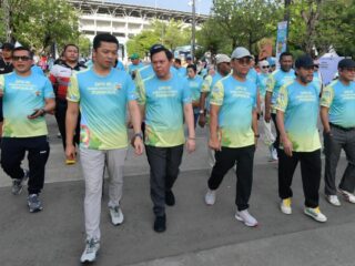 Wakil Menteri Pemuda dan Olahraga Republik Indonesia (Wamenpora RI) Taufik Hidayat, bersama Ketua Dewan Perwakilan Daerah Republik Indonesia (DPD RI) Sultan Bachtiar Najamudin, para Dubes dan perwakilan kementerian/lembaga melepas DPD RI Green Democracy Fun Walk di Plaza Timur Gelora Bung Karno (GBK) Senayan, Jakarta, Minggu (9/11).(foto:bagus/kemenpora.go.id)