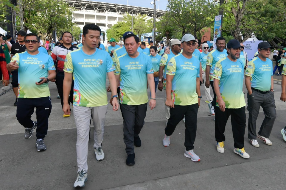 Wakil Menteri Pemuda dan Olahraga Republik Indonesia (Wamenpora RI) Taufik Hidayat, bersama Ketua Dewan Perwakilan Daerah Republik Indonesia (DPD RI) Sultan Bachtiar Najamudin, para Dubes dan perwakilan kementerian/lembaga melepas DPD RI Green Democracy Fun Walk di Plaza Timur Gelora Bung Karno (GBK) Senayan, Jakarta, Minggu (9/11).(foto:bagus/kemenpora.go.id)