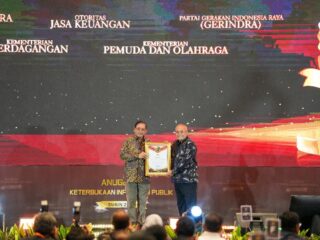 Kementerian Pemuda dan Olahraga (Kemenpora) RI kembali meneguhkan komitmennya dalam keterbukaan informasi publik. Hal ini ditandai keberhasilan Kemenpora mendapatkan penghargaan Anugerah Arkaya Wiwarta Prajanugraha sebagai badan publik terbaik dalam keterbukaan informasi publik kategori kementerian.(foto:Andre/kemenpora.go.id)