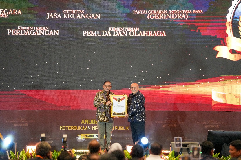 Kementerian Pemuda dan Olahraga (Kemenpora) RI kembali meneguhkan komitmennya dalam keterbukaan informasi publik. Hal ini ditandai keberhasilan Kemenpora mendapatkan penghargaan Anugerah Arkaya Wiwarta Prajanugraha sebagai badan publik terbaik dalam keterbukaan informasi publik kategori kementerian.(foto:Andre/kemenpora.go.id)