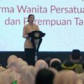 Penasihat Dharma Wanita Persatuan Kementerian Pemuda dan Olahraga (DWP Kemenpora) Elizabeth Tjandra Erick Thohir, bersama istri Wamenpora Taufik Hidayat, Ami Gumelar menghadiri Pelatihan dan Pengembangan Kapasitas DWP se Indonesia di Ruang Birawa Hotel Bidakara, Grand Pancoran, Jakarta, Rabu (19/11). (foto:Gilang/kemenpora.go.id)