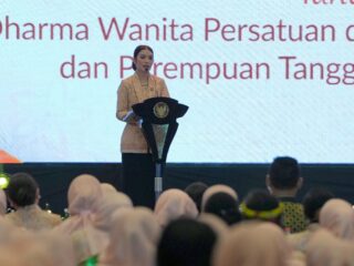 Penasihat Dharma Wanita Persatuan Kementerian Pemuda dan Olahraga (DWP Kemenpora) Elizabeth Tjandra Erick Thohir, bersama istri Wamenpora Taufik Hidayat, Ami Gumelar menghadiri Pelatihan dan Pengembangan Kapasitas DWP se Indonesia di Ruang Birawa Hotel Bidakara, Grand Pancoran, Jakarta, Rabu (19/11). (foto:Gilang/kemenpora.go.id)