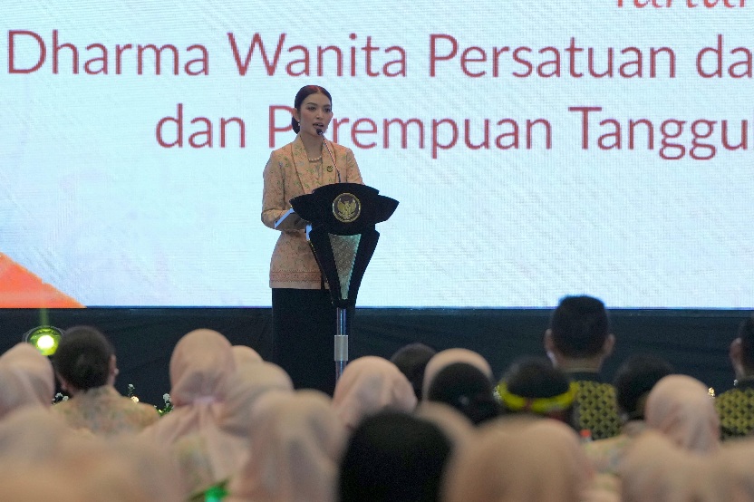Penasihat Dharma Wanita Persatuan Kementerian Pemuda dan Olahraga (DWP Kemenpora) Elizabeth Tjandra Erick Thohir, bersama istri Wamenpora Taufik Hidayat, Ami Gumelar menghadiri Pelatihan dan Pengembangan Kapasitas DWP se Indonesia di Ruang Birawa Hotel Bidakara, Grand Pancoran, Jakarta, Rabu (19/11). (foto:Gilang/kemenpora.go.id)