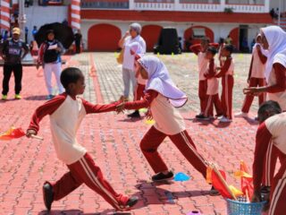 Antusias siswa dan siswi Kota Tual dalam menggelorakan olahraga yang sangat tinggi dengan mayoritas 65 persen anak muda menjadi perhatian bagi Kementerian Pemuda dan Olahraga Republik Indonesia (Kemenpora RI) untuk menggelar titik pembuka Festival Olahraga Pendidikan (FOP) tahun 2025.(foto:Yayan/kemenpora.go.id)